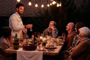 Kreative Ideen für einen Themenabend zu Hause mit Freunden