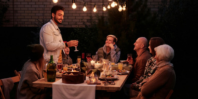 Kreative Ideen für einen Themenabend zu Hause mit Freunden