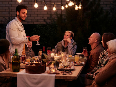 Kreative Ideen für einen Themenabend zu Hause mit Freunden