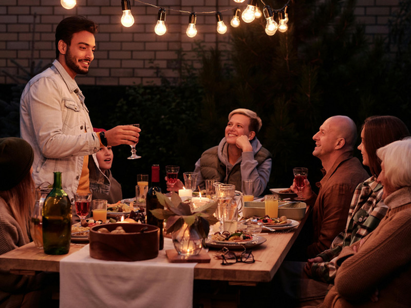 Kreative Ideen für einen Themenabend zu Hause mit Freunden